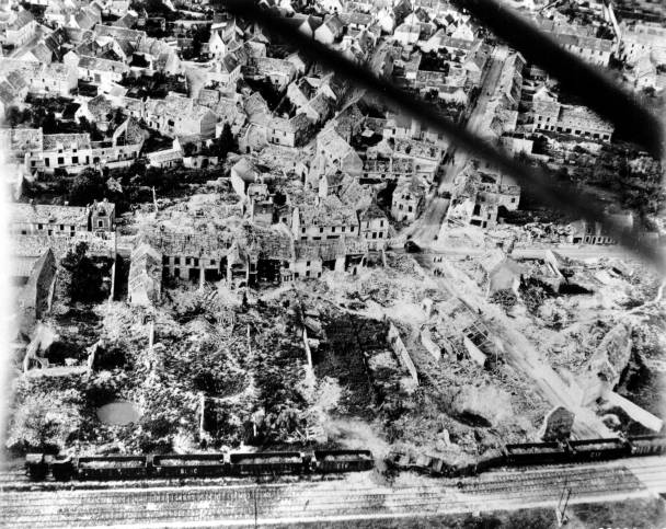 Ecouché: vue aérienne de la ville bombardée.