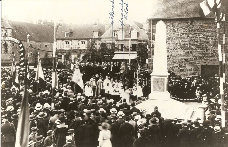 Inauguration du monument aux morts (collection Mallet)