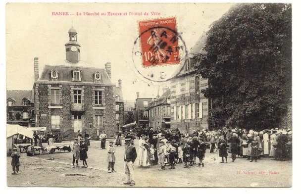 Rânes 1900 - Le Marché au Beurre et l'Hôtel de Ville