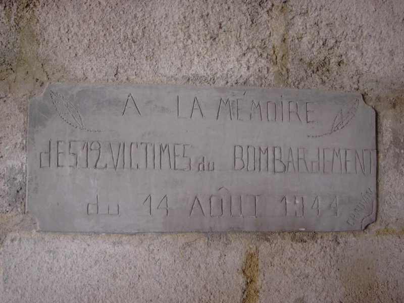 La plaque à la mémoire des victimes du bombardement de la Cour Chauvin, le 14 Août 1944